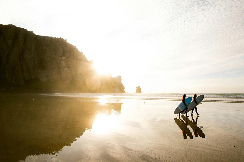 carrying-surfboards