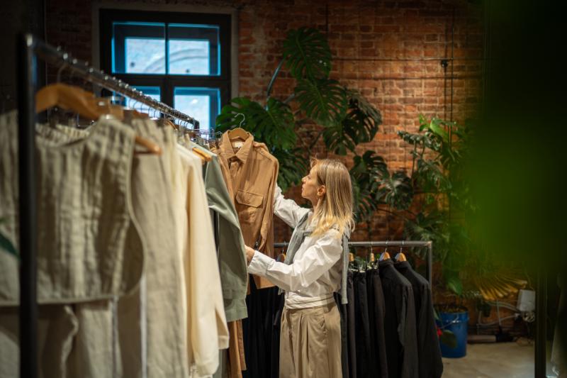Holiday Shopping in Laguna Beach: Seasonal Markets, Pop-Ups, and Festive Finds